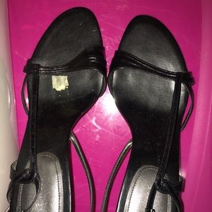RL - Strappy classic black sandals by Nine West!